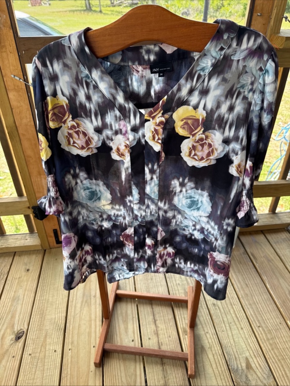 Jones New York Black Floral V-Neck Button Front Blouse